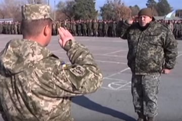 Офицер избил подчиненного перед строем, фото: скриншот с youtube