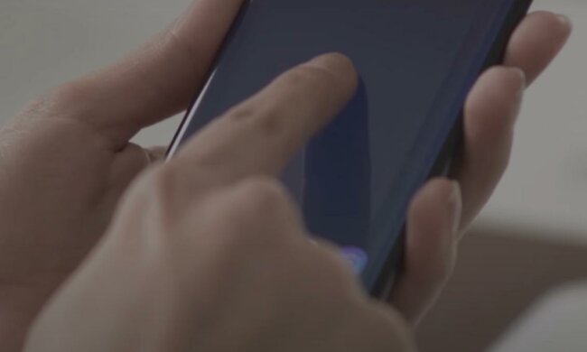 На смартфонах заблокируют банкинг. Фото: скрин youtube