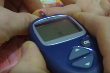 Измерение уровня сахара в крови глюкометром. Фото: скриншот Youtube