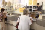 Пенсіонери на пошті. Фото: скріншот YouTube-відео