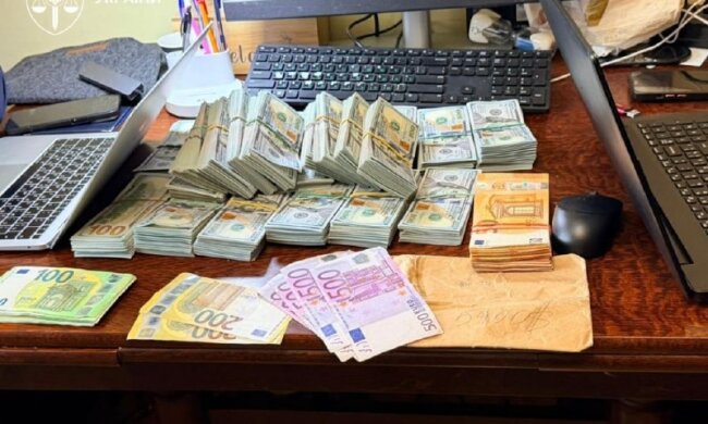Гроші, вилучені у топ-посадовців Нацполіції