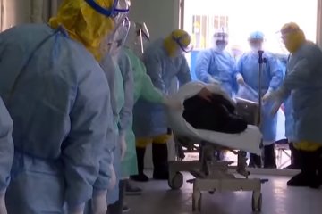 Больного коронавирусом доставили в больницу. фото: Скриншот YouTube