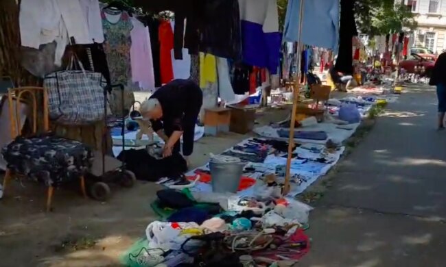 Палатки как на "Привозе": в центре Одессе образовался стихийный рынок