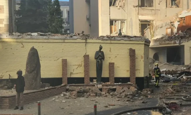Зеленский и Клименко возле поврежденного музея Чернобыль после атаки рф