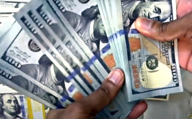 Долари США. Фото: скріншот Youtube-відео