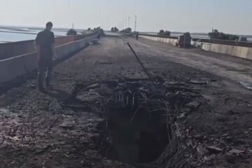 Дыра на Чонгарском мосту. Фото: скриншот Telegram-видео