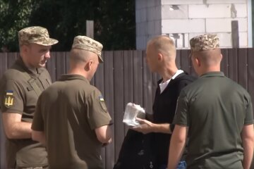 Представники ТЦК Фото: скріншот YouTube-відео
