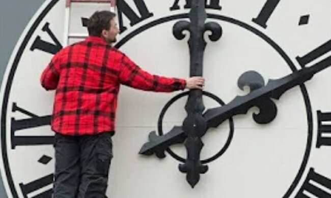 Переход на зимнее время 25 октября. Фото: скриншот Youtube