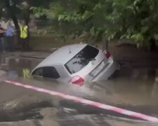 У Києві масштабне НП: місто топить, машини йдуть під асфальт – дороги пливуть. Відео