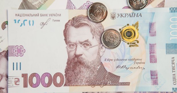 Новую банкноту в 1000 гривен отказываются принимать в кассах банков: что происходит