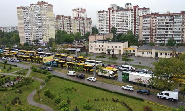 Киев застыл, после выхода из карантина: очередь из людей из машин выстроилась на километры