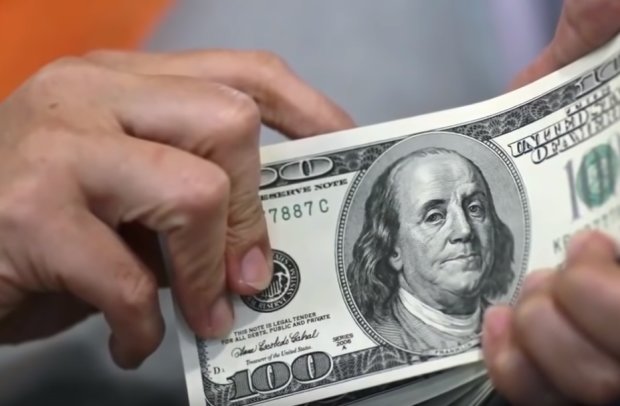Стоит ли покупать доллар, фото: скриншот с YouTube
