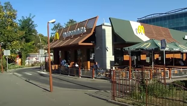 McDonald's попал в языковый скандал. Фото: скриншот YouTube