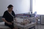 Мама с новорожденным ребенком. Фото: скриншот YouTube-видео