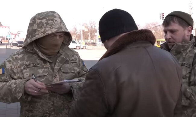Вручення повістки. Фото: скріншот YouTube-відео