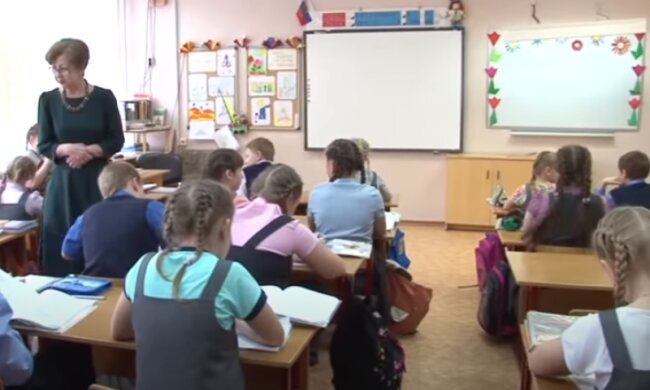 Учитель в школе. Фото: скриншот YouTube