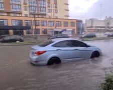 Сильний дощ затопив вулицю у Луцьку. Фото: скріншот YouTube-відео