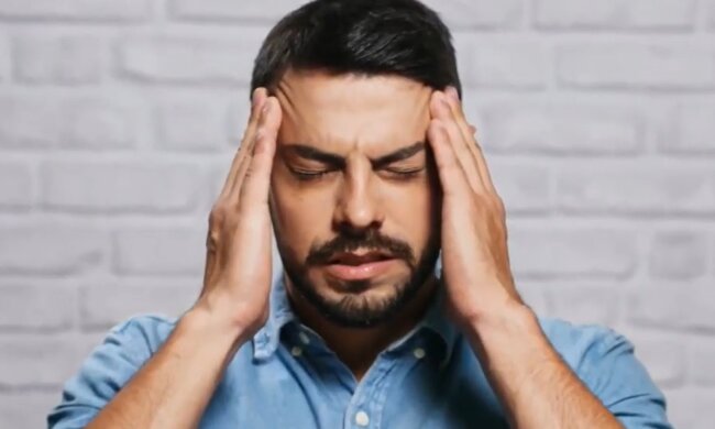 Головний біль.  Фото: скріншот YouTube-відео