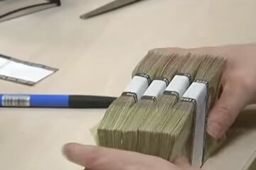 Некоторые зарплаты превышают 25 тысяч гривен. Фото: youtube