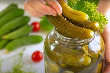 Малосольні огірки. Фото: YouTube