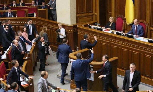 Сообщили, что Рада заминирована. Но бомбу никто не искал - депутатов не жалко, наверное