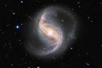 Появилось интересное фото спиральной галактики с перемычкой