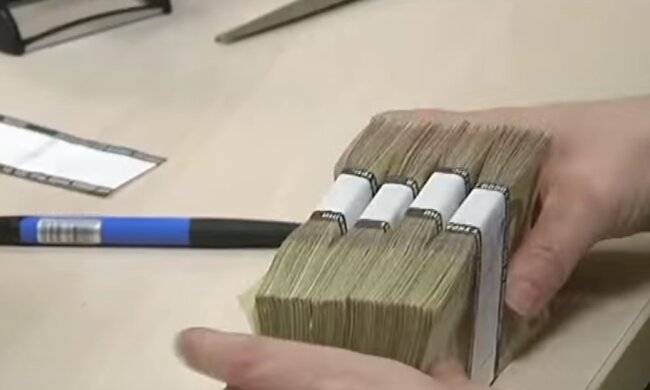 Некоторые зарплаты превышают 25 тысяч гривен. Фото: youtube