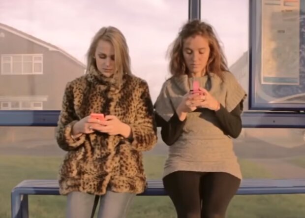 Дівчата з телефонами. Фото: скріншот YouTube-відео