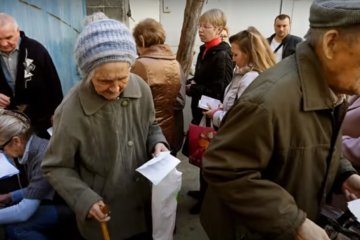 Пенсионеры получили обещанную тысячу. Фото: скриншот YouTube