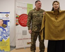 Бронею відтепер назвав сорочку Олександр Півненко: командувач НГУ отримав унікальний подарунок
