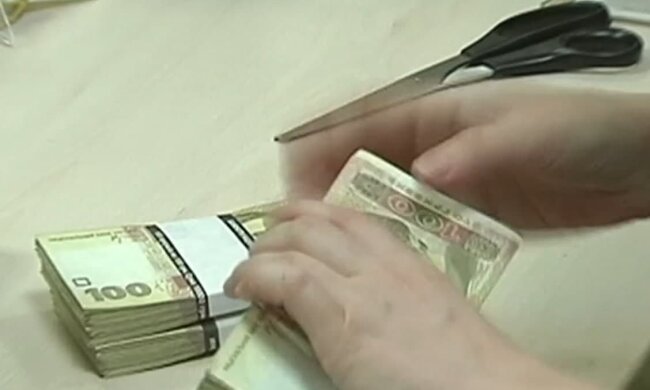 Объемы наличных операций в Украине сократились. Фото: скриншот Youtube-видео