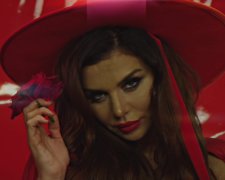 Анна Седокова, кадр из клипа певицы "Алые губы"