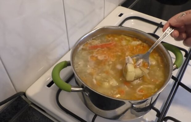 Приготування супу. Фото: скріншот YouTube-відео