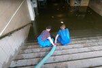 Коммунальные службы выкачивают воду со станции метро. Фото: YouTube, скрин