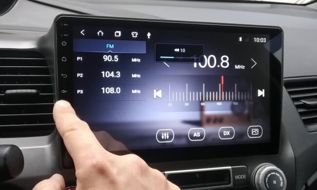 Магнітола. Фото: скріншот YouTube-відео