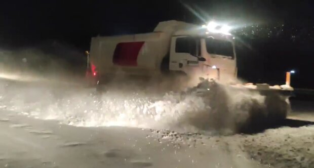 Снігоприбиральна машина. Фото: скріншот YouTube-відео
