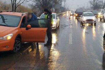 Зупинка авто на дорозі. Фото: Нацполіція