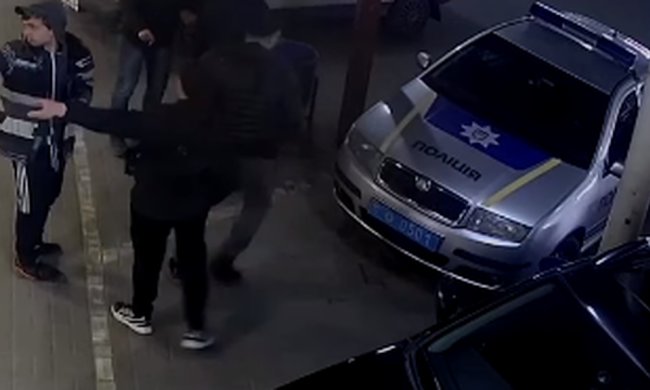 Компания парней повредила авто полицейских. Фото: скриншот YouTube