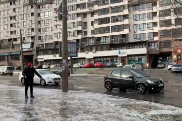 Киев. Гололед. Фото: скриншот Youtube