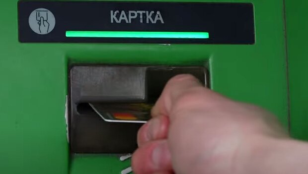 Банківська картка. Фото: скріншот YouTube-відео