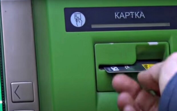 Банкомат "ПриватБанку". Фото: скріншот Youtube-відео