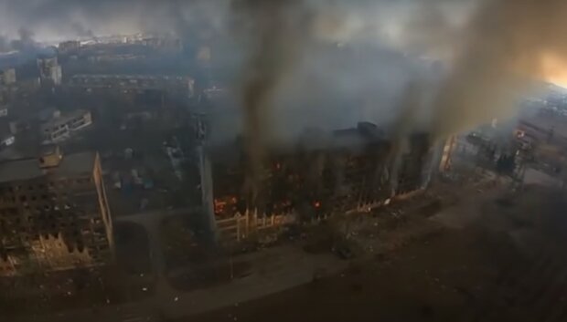 Мариуполь в огне. Фото: YouTube, скрин