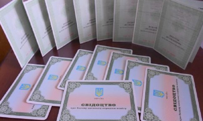 Украинские школьники получат табели не раньше сентября. Фото: скриншот YouTube