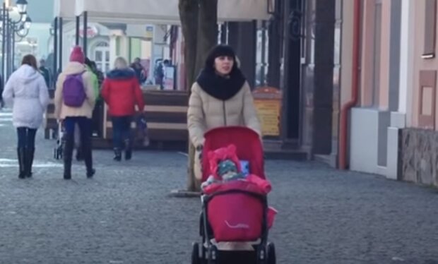 Українка з дитиною. Фото: скріншот YouTube-відео
