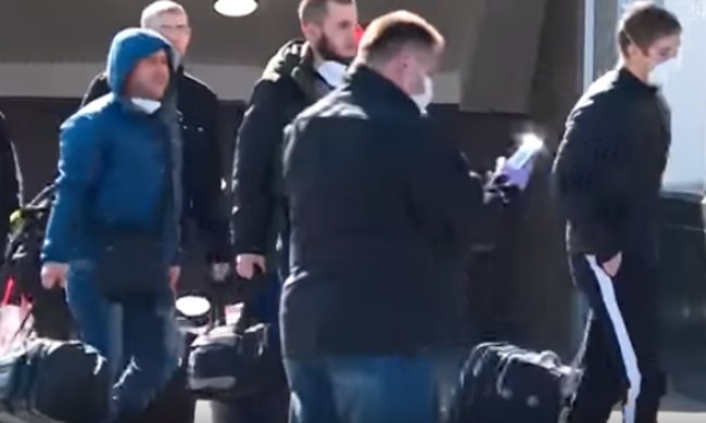 Все вернувшиеся из-за границы будут проходить обязательную обсервацию. Фото: скриншот YouTube