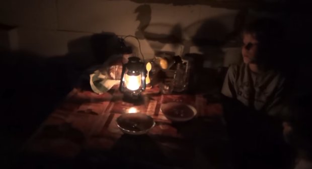 Ужин при керосиновой лампе, фото: скриншот с youtube