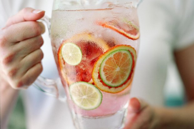 Тонизируют и освежают: эксперты назвали лучшие напитки для утоления жажды в жару