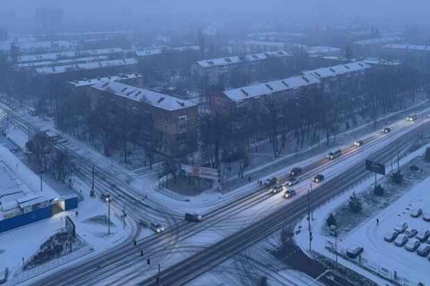 Київ засипає снігом - влада звернулася до городян через ситуацію на дорогах