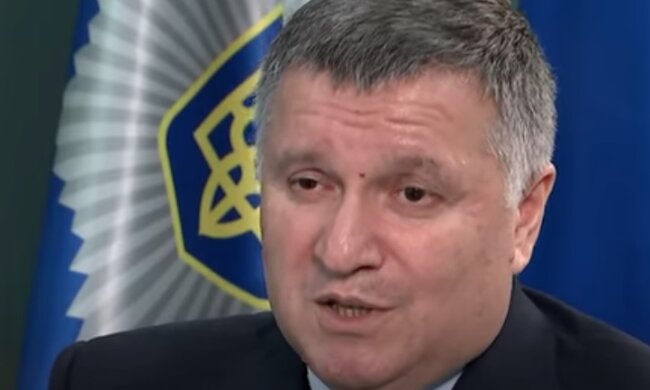 Огнестрел за заслуги: в МВД рассказали, сколько "стволов" Аваков раздал втихаря от Зеленского