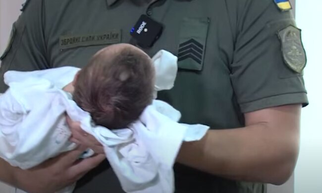 Військовослужбовець із новонародженою дитиною. Фото: скріншот YouTube-відео